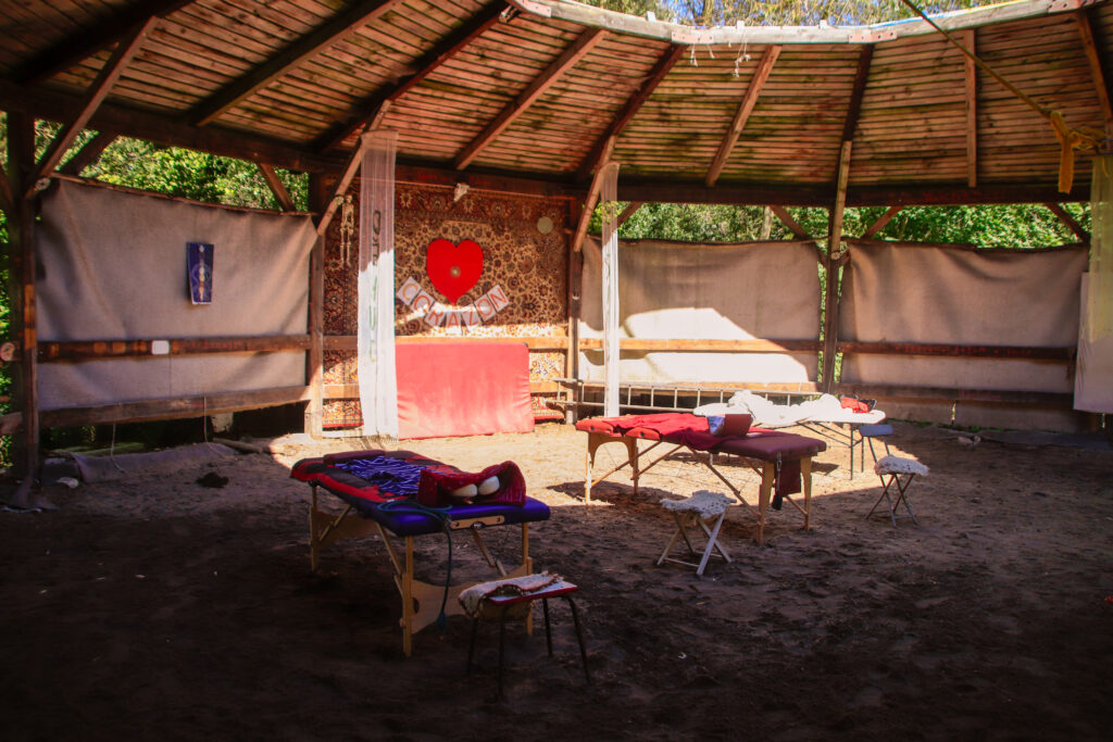 Relaxační centrum Corazon s masážními stoly v přírodním prostředí.